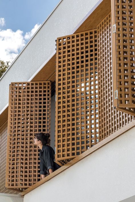 Facade Architecture Design, Tropical Architecture, Architecture Design Concept, Tropical House, Design Exterior, Design Del Prodotto, Wooden Slats, Facade Architecture, Salamanca