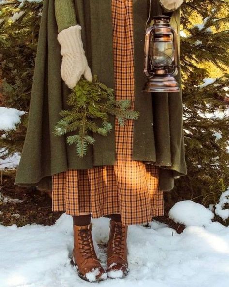 Winter Cottagecore Outfit, Cottagecore Winter Outfits, Cottagecore Winter, Winter Cottagecore, Cottage Core Dresses, Green Academia, Cottagecore Christmas, Feeding Birds, Cottagecore Outfit