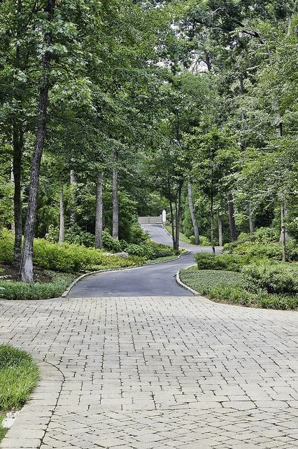 Long Driveway Entry Landscaping, Long Driveway Landscaping Country Roads, Parking Courtyard, Driveway Entrance Landscaping, Large Driveway, Luxury Landscaping, Driveway Entrance, Driveway Design, Driveway Landscaping