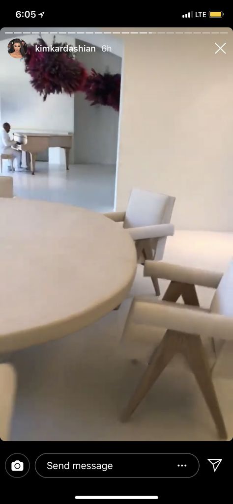 Kim K Dining Room, Kanye West Home, Kim K House, Kim Kardashian Home, Kardashian Home, Estilo Kardashian, Famous Houses, Minimalist House Design, Aesthetic Rooms