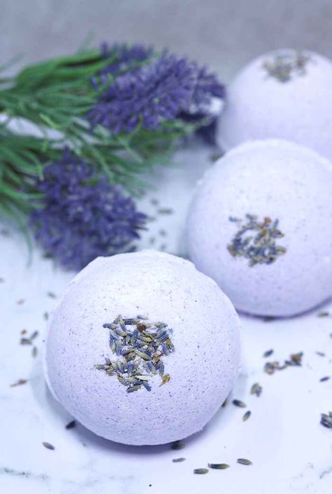 Easy Lavender Bath Bomb Recipe - Everything Pretty Bombe Recipe, Bomb Recipes, Bath Bomb Recipes, Lavender Bath, Wine Bottle Diy Crafts, Homemade Bath, Mason Jar Crafts Diy, Homemade Bath Products, Wine Bottle Crafts