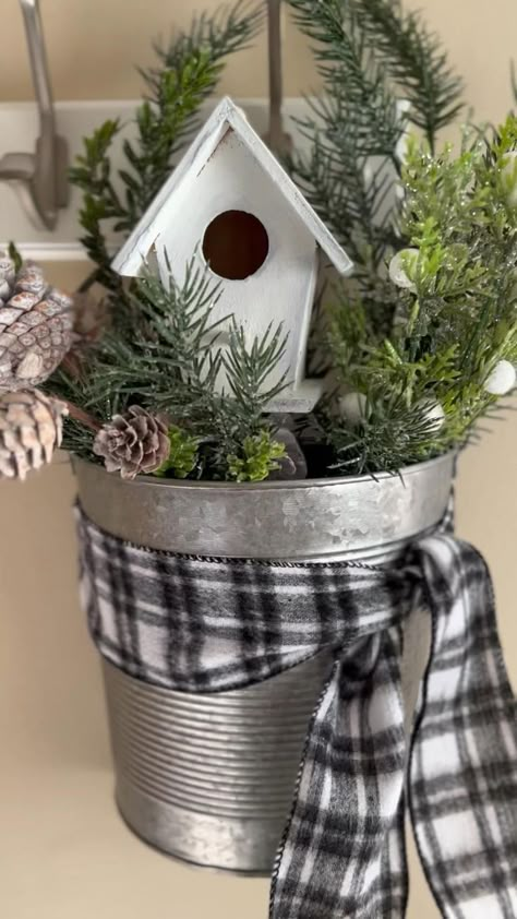 Fall Galvanized Bucket Ideas, Porch Christmas Decorations, Door Farmhouse, Winter Decorations Diy, Christmas Planters, Winter Door, Country Christmas Decorations, Christmas Porch Decor, Diy Christmas Decorations Easy