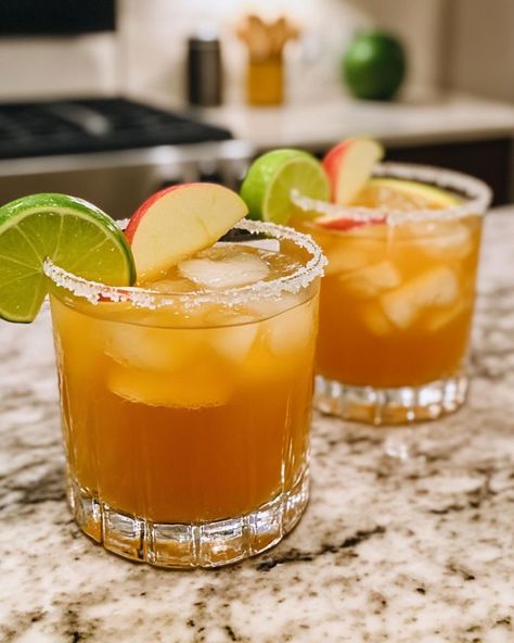 This is called 'Hocus Pocus Margarita' and it's a foolprink drink for Halloween! Never met a soul who didn't love it! Hocus Pocus Margarita, Casserole Kitchen, Refreshing Beverages, Curly Haircuts, Healthy Drinks Recipes, Fall Drinks, Adult Beverages, Easy Family Meals, Adult Drinks