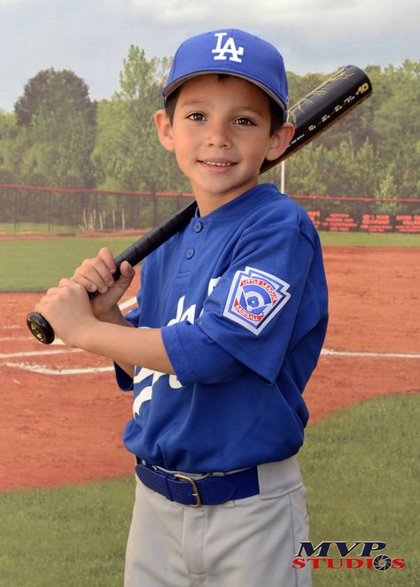 Textbook Youth Baseball Photo - Ball Photoshoot Ideas, Baseball Team Pictures Poses, Baseball Team Pictures, Baseball Senior Pictures, Ball Photoshoot, Softball Photography, Independent Day, Baseball Photography, Little League Baseball