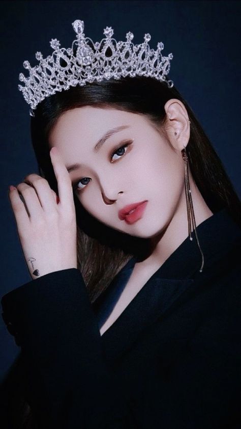 Pink Queen Wallpaper, Tears Art, Cute Quick Hairstyles, Blackpink Square Up, Girly Dp, Girls Black Dress, Royalty Aesthetic, Queen Photos, Queen Pictures