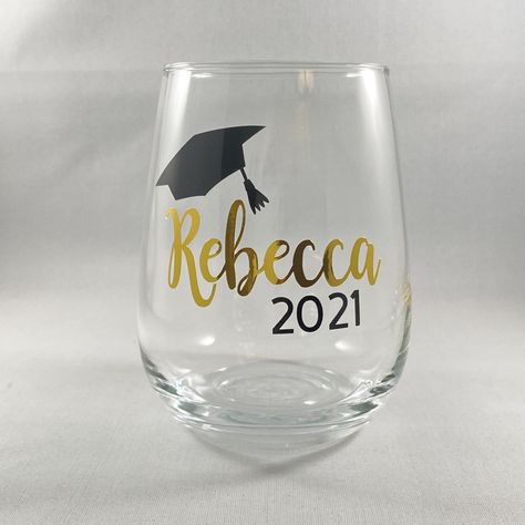 Graduation Champagne Flutes, Grad Cups, Graduation Wine Glass Ideas, Low Budget Gifts, Hs Graduation Gifts, 21st Birthday Glass, Graduation Wine Labels, Cricut Wine Glass Name, 21 Birthday Wine Glass