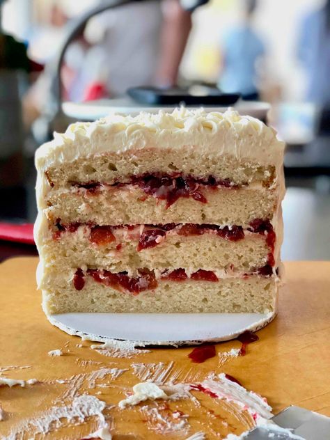 This is the type of cake you dream of🌙 . . . #tbt #betsybakes #almondcake Victoria Sponge Cake Recipe, White Chocolate Buttercream Frosting, Strawberry Cake Filling, Sponge Cake Recipe, Cake Filling Recipes, White Chocolate Buttercream, White Chocolate Cake, Chocolate Cake Cookies, Victoria Sponge Cake