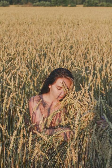 Wheat Field Photos, Countryside Photos, Sisters Photoshoot Poses, Lightroom Presets For Portraits, Lightroom Presets Portrait, Royal Garden, Wheat Field, Woman Sitting, Wheat Fields