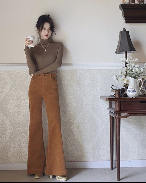 Romantic Academia Fall Outfits, Retro Brown Pants For Fall, Floral Academia Outfit, Parisian Romantic Academia Outfits, 70s Inspired Full-length Pants For Fall, Tita Fits, Retro Outfits For Women, Academia Looks, 30s Outfits