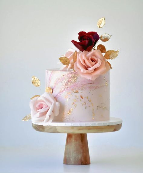 Garth Fielding on Instagram: “Gold textures and blush 🤎🤍 #cake #cakedecorating #cakes #birthdaycake #chocolate #food #sugarroses #cakesofinstagram #birthday #cakedesign…” Rose Gold Cake Decorating Ideas, 50th Birthday Cake Rose Gold And Black, 30th Birthday Rose Gold Theme, Small Rose Gold Cake, Rose Gold And Pink Cake, Pink White Gold Cake, Rose Gold Cake Ideas Birthday, Blush Birthday Cake, Rose Gold Cake Birthday