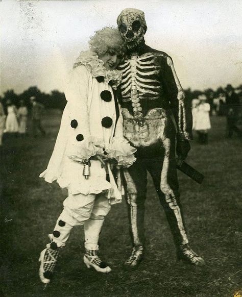 A Collection of 26 Nightmarish Vintage Halloween Photos From the 1930s ~ vintage everyday Tim Molloy, 1920s Halloween Costume, Vintage Bizarre, 1920s Halloween, Vintage Halloween Photos, What Is Halloween, Creepy Costumes, Creepy Vintage, Rare Historical Photos