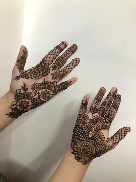 Mehendi Designs Palm, Aesthetic Mehendi, Palm Henna Designs, Traditional Mehndi Designs, Front Mehndi, Army Drawing, Traditional Mehndi, Cute Henna Designs, Mehedi Design