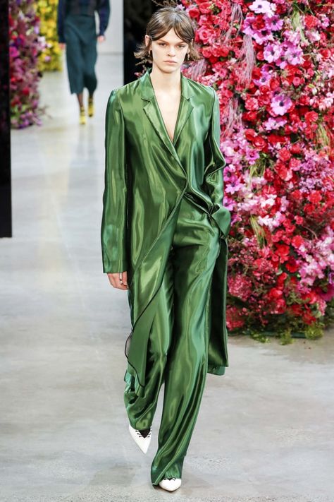 Jason Wu F/W 18 womenswear #23 - Tagwalk: The Fashion Search Engine Satin Suit Women, Women's Runway Fashion, New York Fall, Wardrobe Tips, Woman Suit Fashion, Outfits Chic, Nice Style, Jason Wu, Chic Fashion