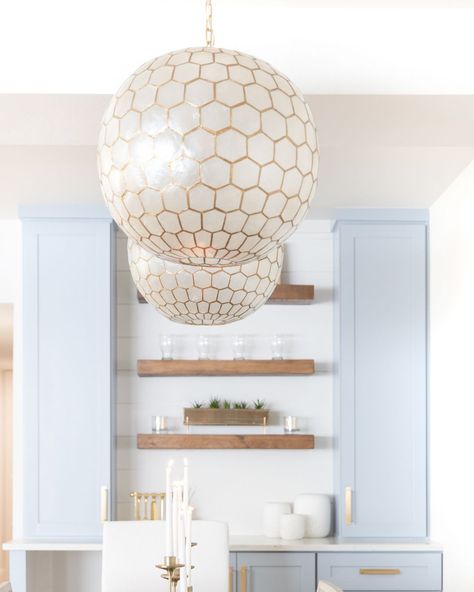 Serena & Lily’s Instagram photo: “@studio_piacere takes shape and texture to new heights with our Capiz Honeycomb Pendant. ✨ Capiz shells offer an ethereal touch, with gold…” Blue Windows, Cherry Kitchen, Grand Millennial, California Modern, Kitchen Family Room, Furniture Fabrics, Serena And Lily, Coastal Modern, Capiz Shell