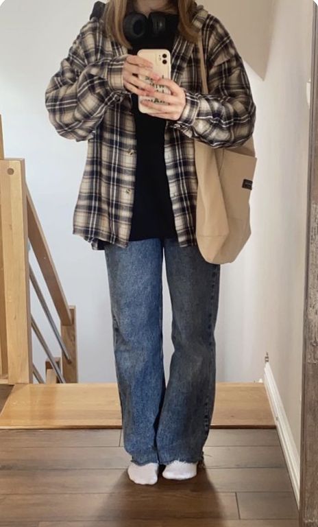 Flannel Outfits Hoodie, Flannel Outfits Modest, Flannel Shirt Fall Outfit, Hoodies And Jackets Outfit, Skater Flannel Outfits, Flannel Fashion Womens, Plaid Jacket Outfit Aesthetic, Long Sleeve Flannel Shirt Outfit, Flannel Hoodie Outfits Women