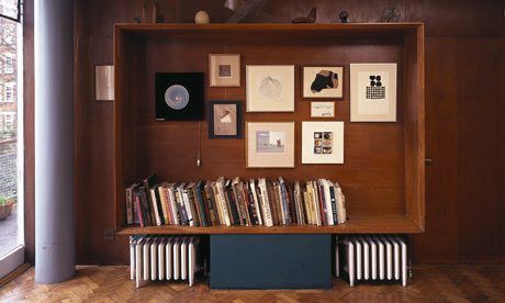 The screen in the Living Room at 2 Willow Road Bristol Houses, 60s Interior, Lots Of Books, Willow House, Retro Interior Design, Room Of One's Own, Bedroom Closet Design, Retro Interior, Modern Houses Interior