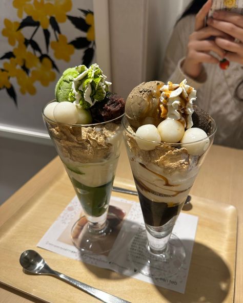 #matcha #matchaparfait #parfait #hojicha #sweets #sweettreat #japanesedesserts #japanesedessert #dessert #cafe #cafeaesthetic #photoideas #food #foodpic #dessertpic #nanasgreentea Japanese School Life, Ice Cream Parfait, Cafe Owner, Matcha Desserts, Club Sandwiches, Matcha Dessert, Food Ice Cream, Green Tea Matcha, French Macaroons