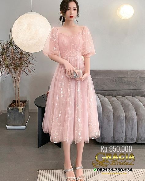 WA 082131750134 #dresspesta #gaunpesta #gaun #partydress #bajupesta #eveningdress #graciabridal #bridal Dress For Chubby Ladies, Gaun Tulle, Floral Print Gowns, Fashion Show Dresses, Fashion Dresses Formal, Dress Pesta, Simple Frocks, Simple Bridesmaid Dresses, Fancy Dresses Long