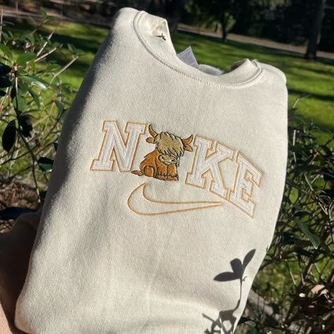 Nike highland cow embroidered sweatshirt Cow Outfits, Cute Nike Outfits, Cute Country Outfits, Nike Sweaters, Casual Preppy Outfits, Cute Shirt Designs, Cute Nike, Cute Nike Shoes, Cute Nikes