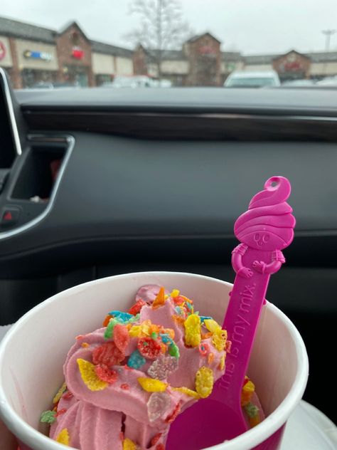 Frozen Yougart Aesthetic, Menchies Frozen Yogurt Aesthetic, Frozen Yogurt Aesthetic, Sweet Frog Frozen Yogurt, Yogurt Land, Menchies Frozen Yogurt, Cute Frozen, Ice Cream Business, Yogurt Ice Cream