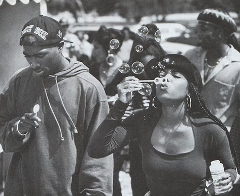 On the set of 'Poetic Justice' with Tupac & Janet Jackson (May 1992) 2pac Wallpapers, 2pac Shakur, Tupac Photos, 90s Couples, Tupac Makaveli, Poetic Justice Braids, 90s Hip Hop Fashion, Black Tv, Poetic Justice