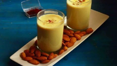 This flavoursome beverage that can be easily made at home Digestive Drinks, Kesar Badam Milk, Smoothie Almond Milk, Badam Milk Recipe, Badam Milk, Best Breakfast Smoothies, Saffron Milk, Coffee Recipe Healthy, Saffron Benefits