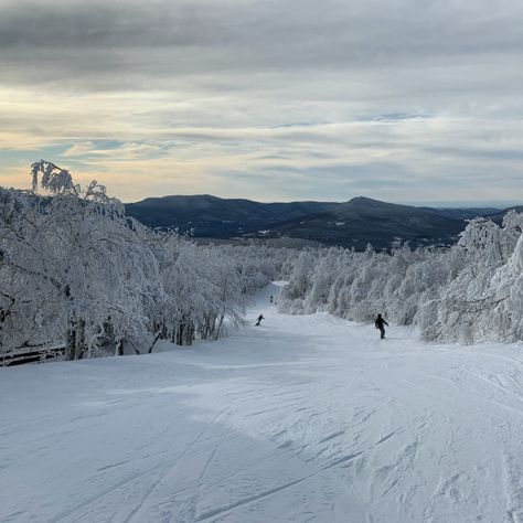 7 Amazing Outdoor Activities In Manchester During Winter - TravelAwaits Vermont Mountains, Vermont Winter, Manchester Vt, Manchester Vermont, Visit Manchester, Restaurants To Try, Cross Country Skier, Nordic Lights, Ski Resorts