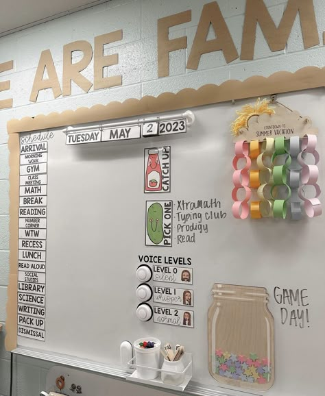 Simple Boho Classroom, Student Teaching Must Haves, Teacher Classroom Ideas Kindergarten, Kindergarten Whiteboard Setup, 4th Grade Classroom Ideas, Lunch Choice Ideas For Classroom, Kindergarten Classroom Bulletin Boards, Elementary Classroom Management Ideas, Pre K Classroom Ideas