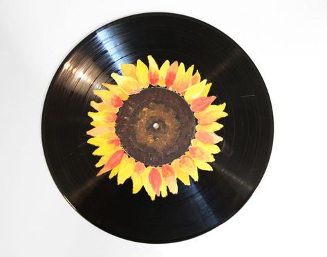 Things To Paint On Records, Paint On Records, Vinyl Record Ideas, Diy Vinyl Record, Painting Records, Disc Painting, Cuadros Aesthetic, Crafts To Do When Bored, Record Art Ideas