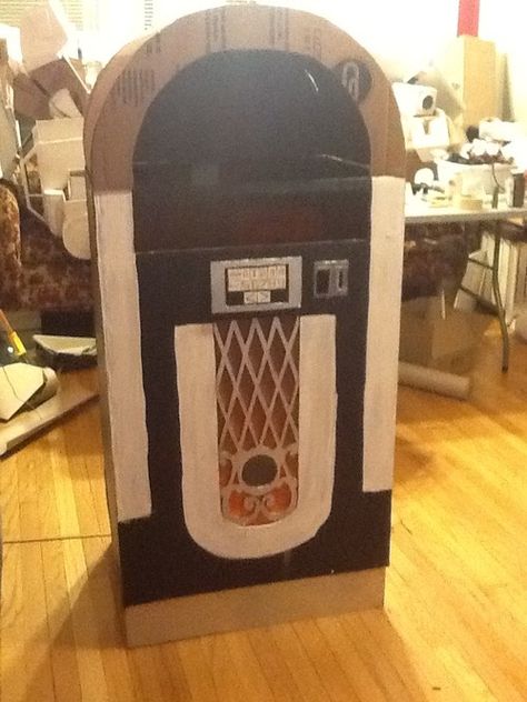 Greaser Party Theme, Diy Jukebox Projects, Cardboard Jukebox Diy, Diy Jukebox Prop, 50s Party Decorations, Cardboard Props, 50s Sock Hop, 50s Theme Parties, Styrofoam Plates