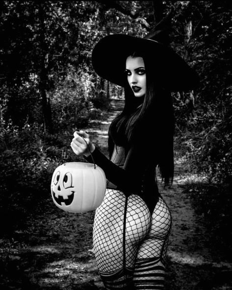 Halloween Shot Ideas, Witch Photos, Bouidor Photography, Dark Beauty Photography, Halloween Photography, Creation Photo, Halloween Photoshoot, Fall Photoshoot, Halloween Photos