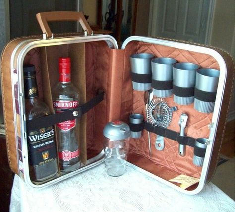 Repurpose Suitcase, Suitcase Bar, Portable Bar Ideas, Steampunk Furniture, Travel Bar, Portable Bar, Bar Vintage, Cocktail Bars, Vintage Trunks