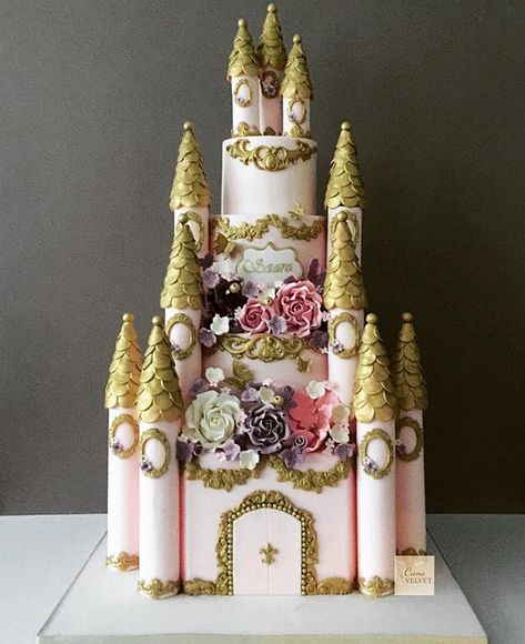 The only cake that will do for a little princesses birthday this week! 👑 🏰 👸🏽 Castle Birthday Cakes, Castle Birthday, Princess Castle Cake, Royal Cakes, Castle Cake, Gateaux Cake, Creative Birthday Cakes, Cake Decorating Designs, Special Occasion Cakes