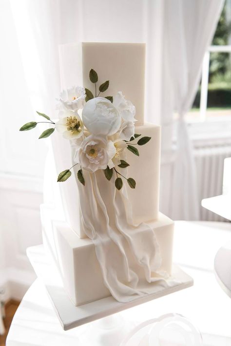 Square Buttercream Wedding Cake, Modern Square Wedding Cake, Wedding Cake Square Elegant, Wedding Cake Minimalist Modern, Square Cake Wedding, Square Wedding Cakes Elegant, Square Wedding Cake Designs, Drape Cake, Wedding Cakes Square