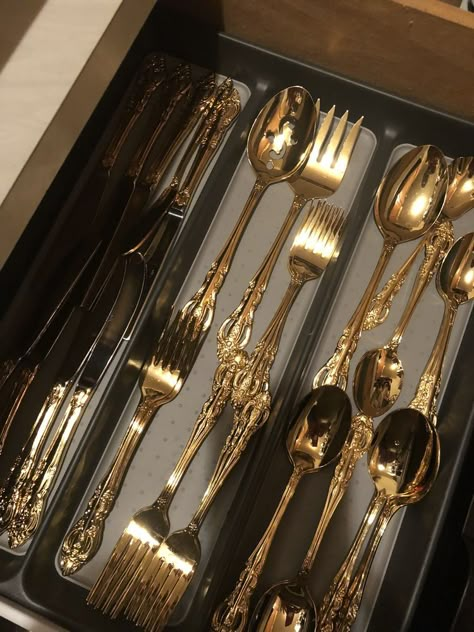 Dinner Set Design, Luxury Kitchenware, Luxury Cutlery, Crockery Design, Gold Cutlery Set, Gold Silverware, Fine Dinnerware, Fancy Kitchens, Gold Dinnerware