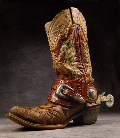 Cowboy Boots Spurs, Cowboy Boots With Spurs, Boot Spurs, Wesco Boots, Motif Soutache, Soutache Pattern, Bota Cowboy, Cowboy Spurs, Leather Fashion Men