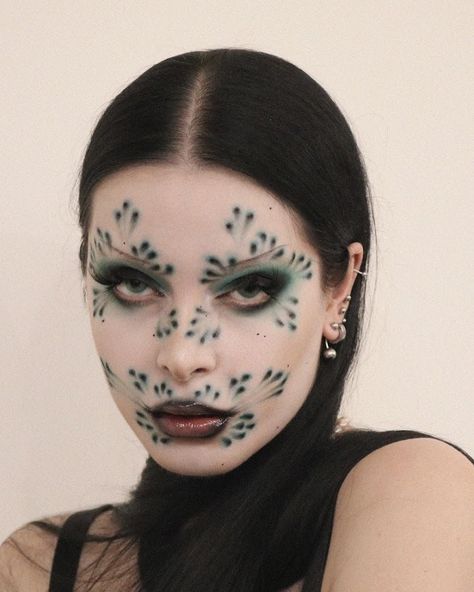 Toutes les publications • Instagram Ideas For Halloween Makeup, Halloween Makeup Ideas Easy, Experimental Makeup, Plant Makeup, Zombie Style, Tattooed Lady, Prom Eye Makeup, Halloween Makeup Ideas, Amazing Halloween Makeup