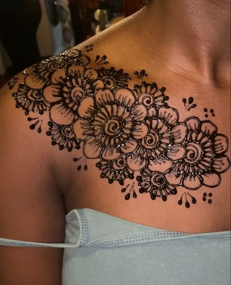 Henna Designs Neck And Shoulder, Chest Henna Designs Simple, Henna Neck Design, Henna Designs Dark Skin, Henna Chest Design, Shoulder Henna Designs, Henna Chest Tattoo, Henna Shoulder Tattoo, Neck Henna Tattoo