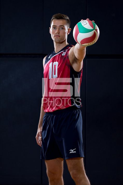 Male Volleyball Poses, Mens Volleyball Photography, Boys Volleyball Pictures, Sports Team Photography, Volleyball Team Pictures, Volleyball Senior Night, Sports Photoshoot, Professional Volleyball, Volleyball Photography