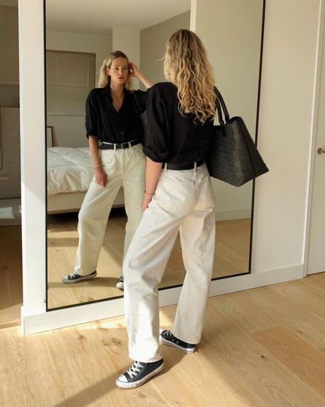 White Pants Outfit, Sneakers Fashion Outfits, Look Retro, Outfits With Converse, Mode Casual, Fashion People, Business Outfit, Mode Inspo, A Mirror