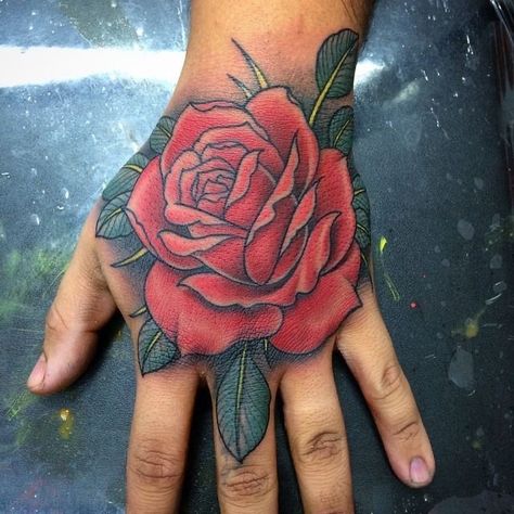 Tato Realis, Skull Couple Tattoo, Realistic Rose Tattoo, Quote Tattoos Girls, Rose Drawing Tattoo, Traditional Tattoo Flowers, Rose Hand Tattoo, Rose Tattoos For Men, Hand And Finger Tattoos