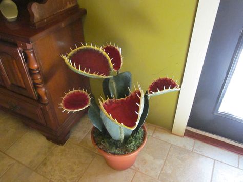 Giant Venus Fly Trap. Made of paper plates ,cardboard, wooden skewers, pcv, coat hangers and paper mache Diy Venus Fly Trap, Wooden Skewers, Image Halloween, Casa Halloween, Adornos Halloween, Fly Trap, Little Shop Of Horrors, Coat Hangers, Venus Fly Trap