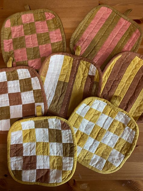 These are super cute pot holders/ mini quilts are all made with linen/cotton blend fabric. The fabric is dyed with cutch, onion, madder root, osage. Each pot holder is machine pieced, hand quilted, and the binding is hand stitched on the back. The backing fabric of number 1,2,5,6,7 are vintage sheets. More than happy to send a photo of the back if you DM me. Please specify which potholder you are interested in by typing in the number on the notes section Quilt Pot Holders, Cute Pot Holders, Quilted Oven Mitts, Sewing Pot Holders, Sewn Potholders, Pot Holders Diy, Pot Holder Sewing, Quilted Hot Pads, Vintage Potholders