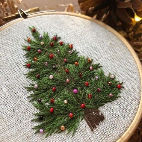 Christmas Embroidery Patterns, Dmc Embroidery, Cross Stitch Christmas, Christmas Embroidery Designs, Embroidery Christmas, Hand Embroidery Projects, Stitch Christmas, Sewing Embroidery Designs, Hand Embroidery Art