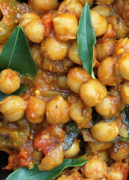 Scrumpdillyicious: Chana Masala: A Delicious Indian Chickpea Curry Indian Chickpea Curry, Paneer Tikka, Chickpea Curry, Indian Curry, Masala Recipe, Indian Cooking, Veg Recipes, Indian Dishes, Iftar