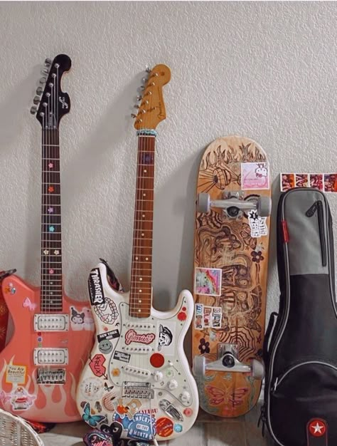 Gitar Vintage, Dream Guitar, Bedroom Drawing, Desain Buklet, Guitar Obsession, Cool Electric Guitars, Image Swag, 2000s Nostalgia, Guitar Case