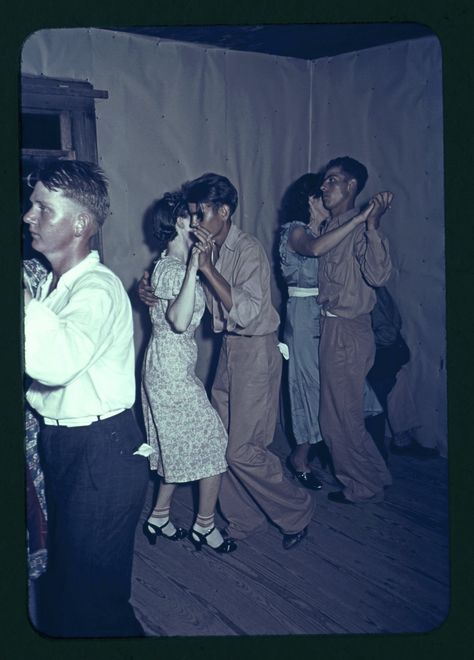 1940: Photos of a sweaty square dance in the Oklahoma Dust Bowl Slow Dancing Couples, Square Dancers, Slow Dancing, Independance Day, Dust Bowl, Lindy Hop, Swing Dancing, Square Dance, Shall We Dance