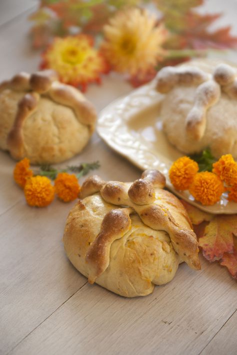 Pan De Muerto - Bread of the Dead. A traditional dish for Dia de los Muertos (Day of the Dead - celebrating the lives of those who have passed away. Nov. 2) Dough and strips on top represent bones and skull. Made with an orange extract and orange glaze. Eaten or left at gravesite or on altar. Biscuits Buttermilk, Bread Of The Dead, Mexican Holiday, Buttermilk Biscuits, Delicious Bread, Dough Recipe, Loaf Bread, Om Nom, Bread Baking