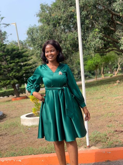 Emerald Green Skirt Outfit, Green Skirt Outfit, Emerald Green Skirt, Green Skirt Outfits, Outfit Classy, Skirt Outfit, African Fashion Dresses, Green Skirt, Skirt Outfits