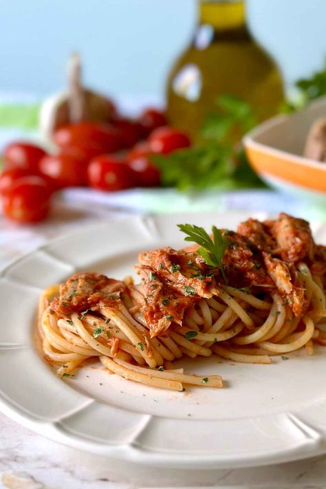 Easy Pasta with Tuna and Tomato Sauce - Recipes from Italy Tuna Sauce For Pasta, Spaghetti Photography, Tuna And Tomato, Tuna Spaghetti, Pasta With Tuna, Italian Tuna, Recipes From Italy, Fresh Tomato Pasta, Tomato Pasta Recipe